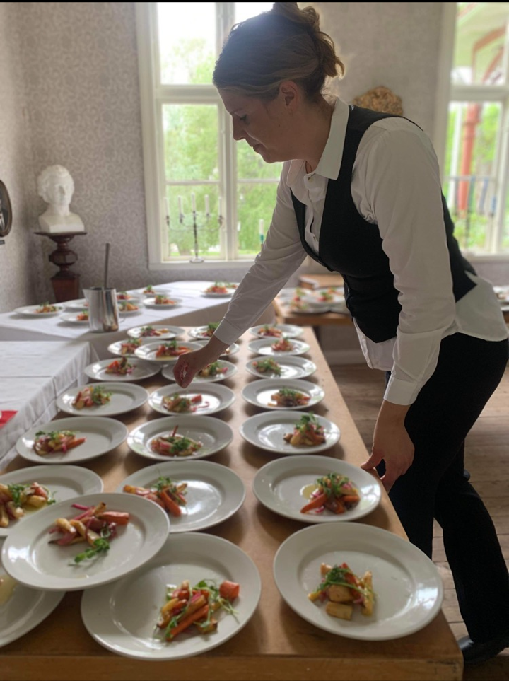 Servitris dukar upp tre rätters från Stuveribaren