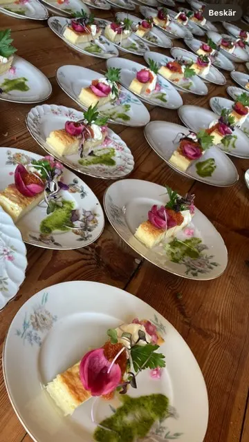 Dessert på blommiga tallrikar från Stuveribaren